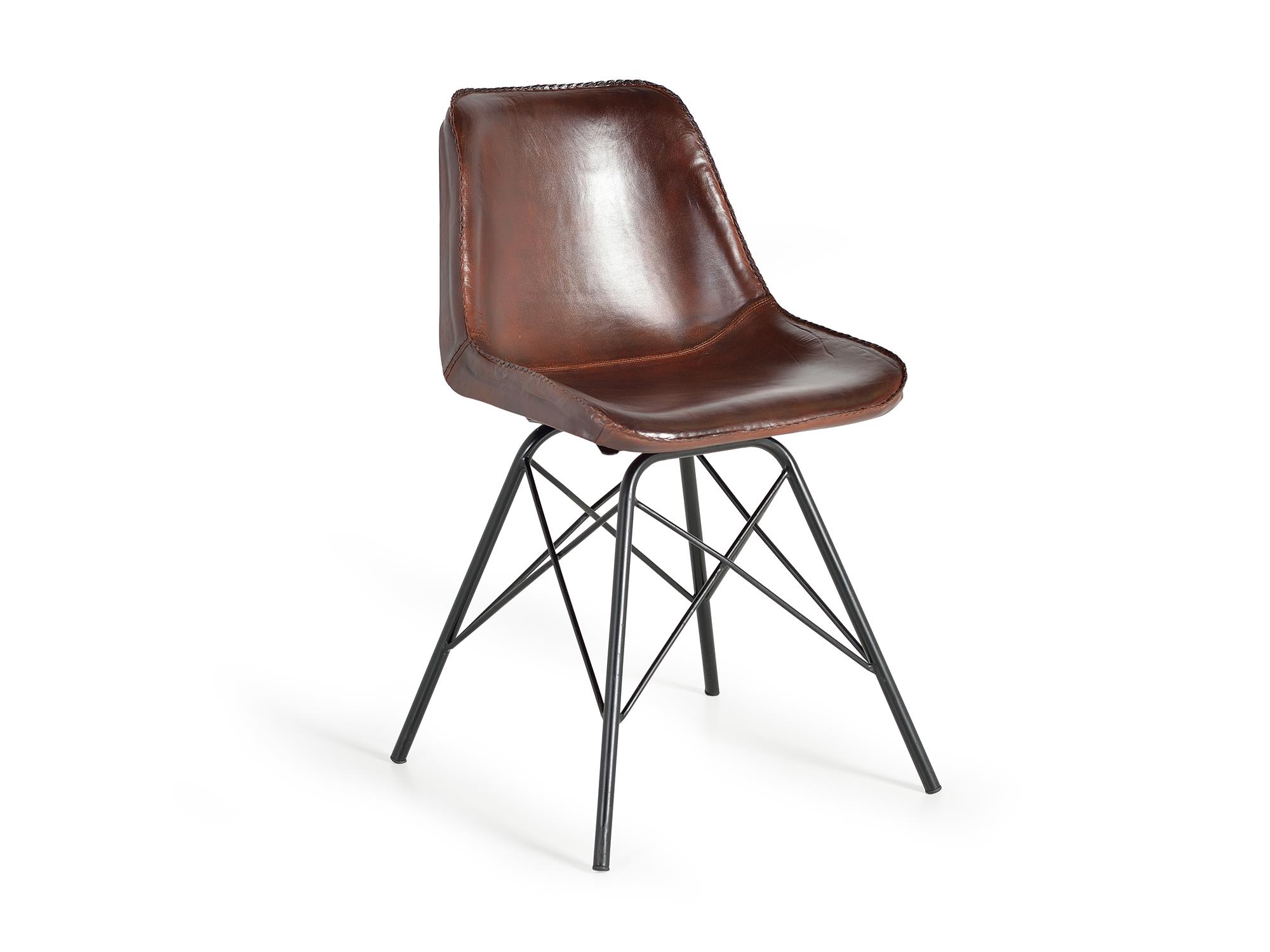 Chaise de style industriel recouverte de cuir naturel.