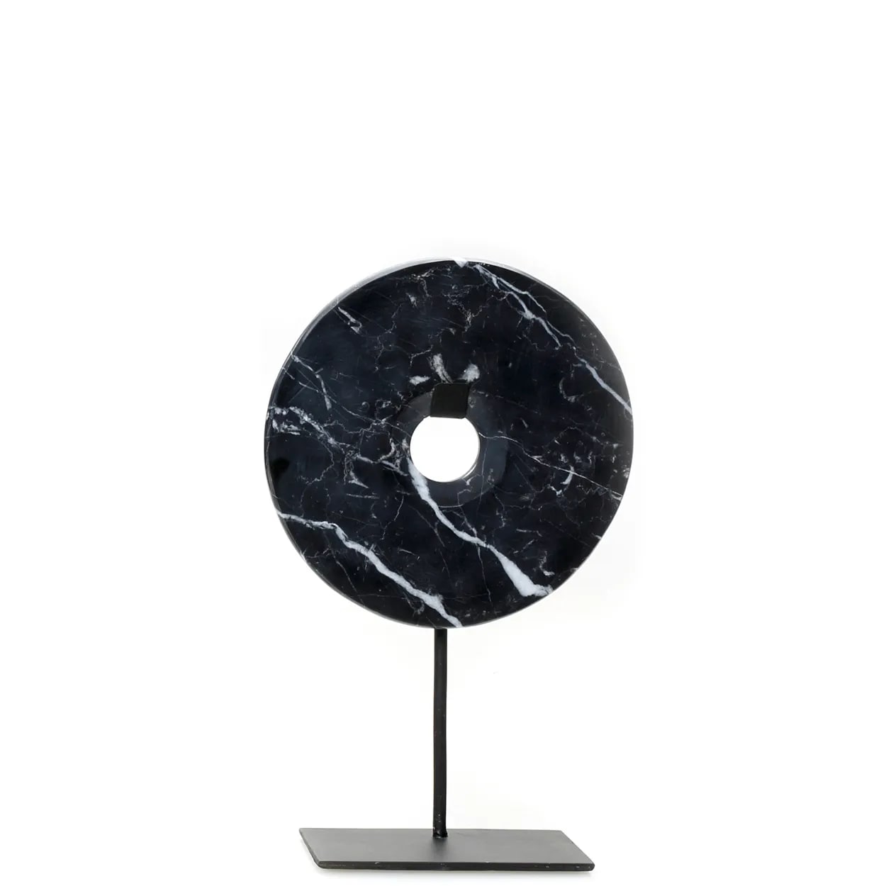 Statue en marbre noir sur une base en métal moyen