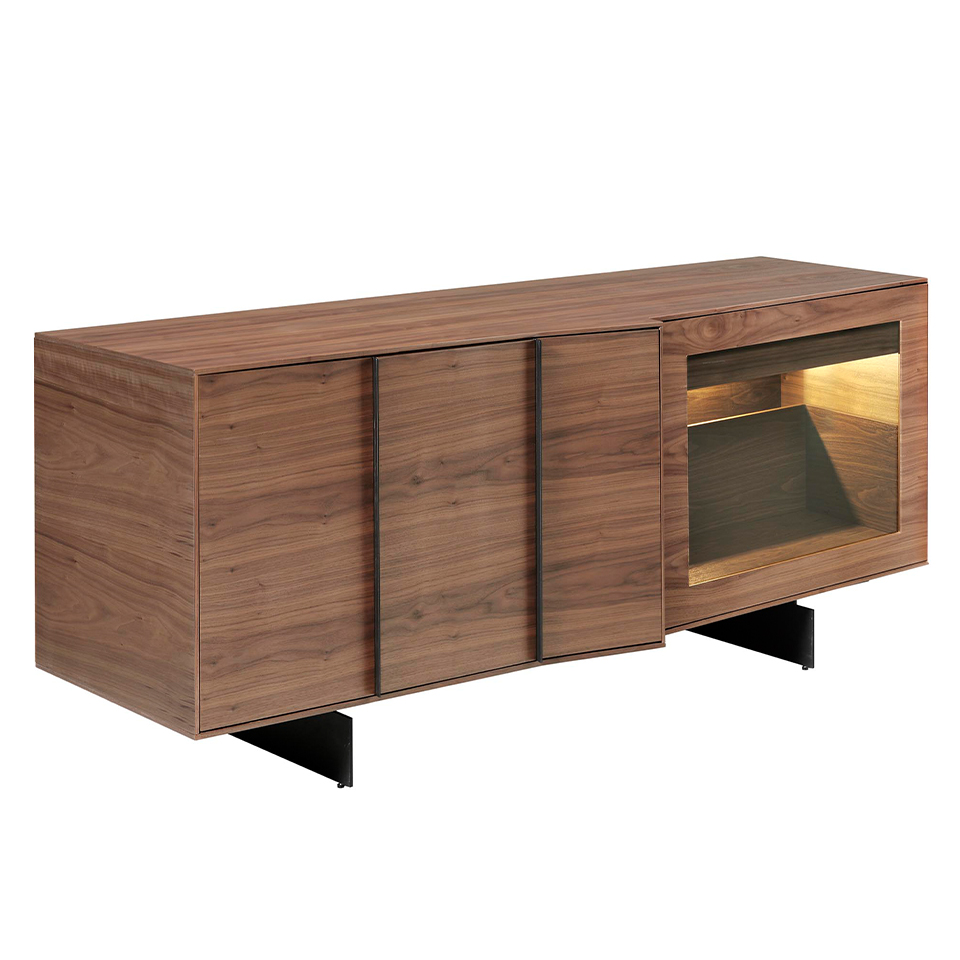 Buffet placage noyer 3 portes avec éclairage intérieur à leds. Buffet placage noyer 3 portes avec éclairage intérieur à leds.