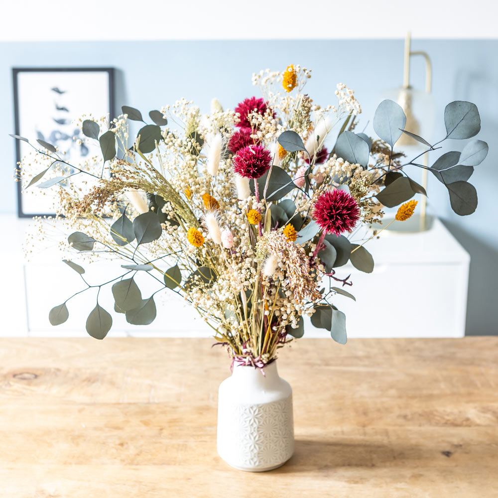 Bouquet de fleurs séchées à base de chardons rose et d'eucalyptus