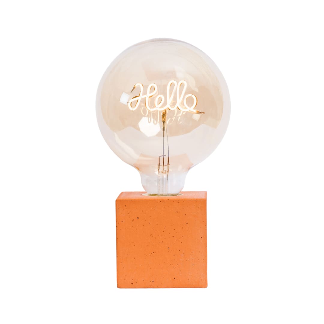 lampe à poser en béton orange avec son ampoule à message