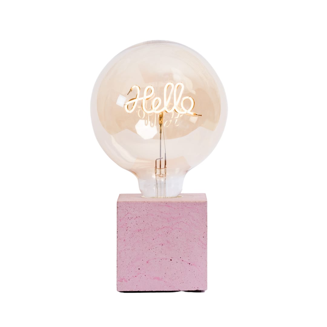 lampe à poser en béton rose pastel avec son ampoule à message