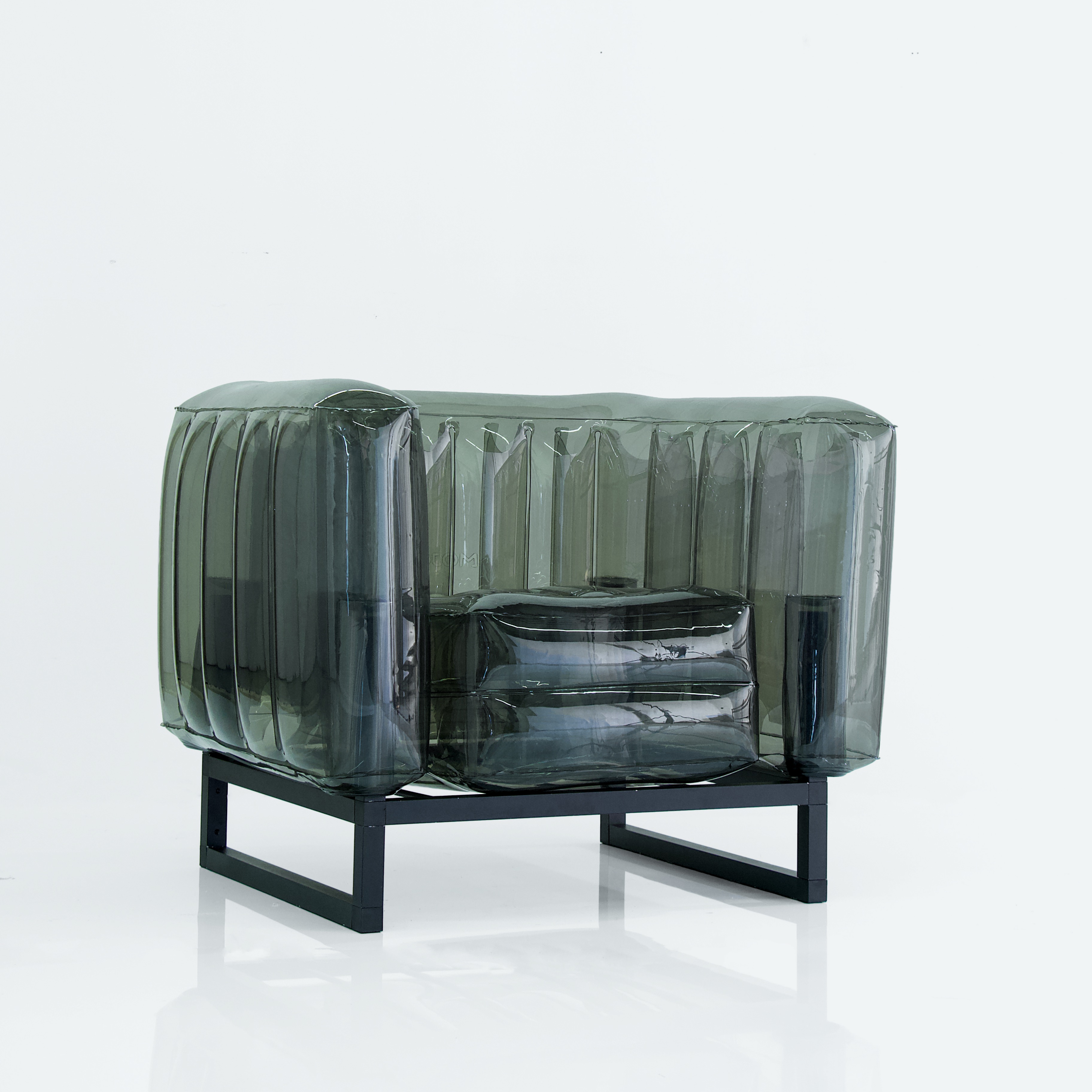 fauteuil design en tpu noir cristal et cadre aluminium