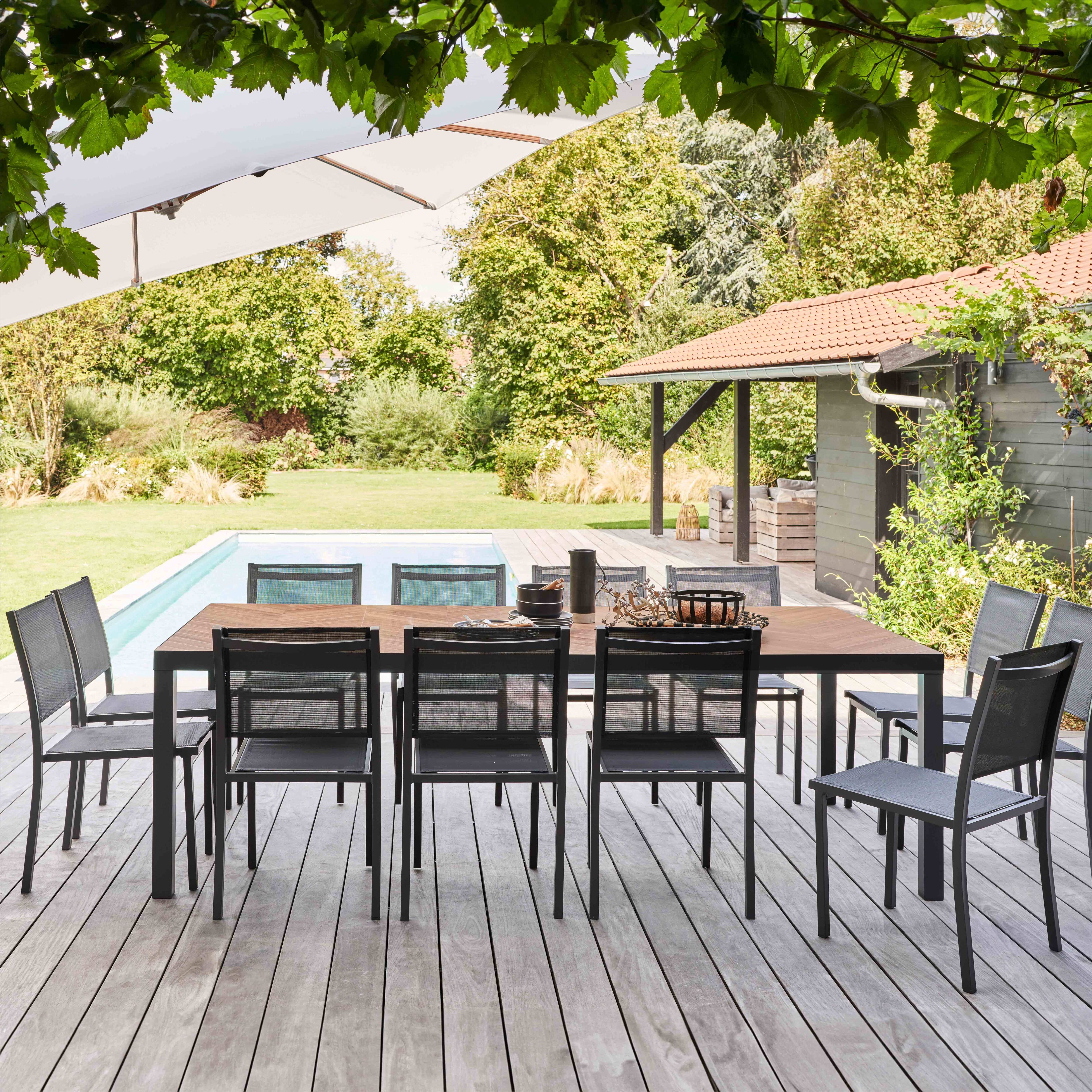 Ensemble table de jardin en céramique effet bois et 12 chaises