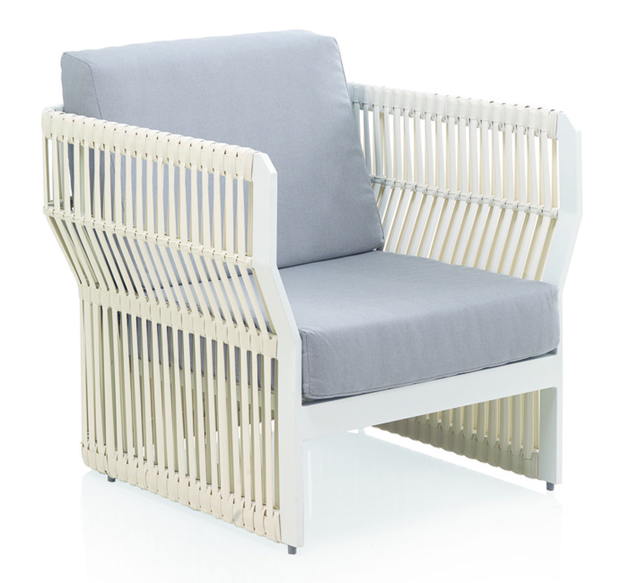 Fauteuil en aluminium et fibre synthétique blanche avec coussins bleus