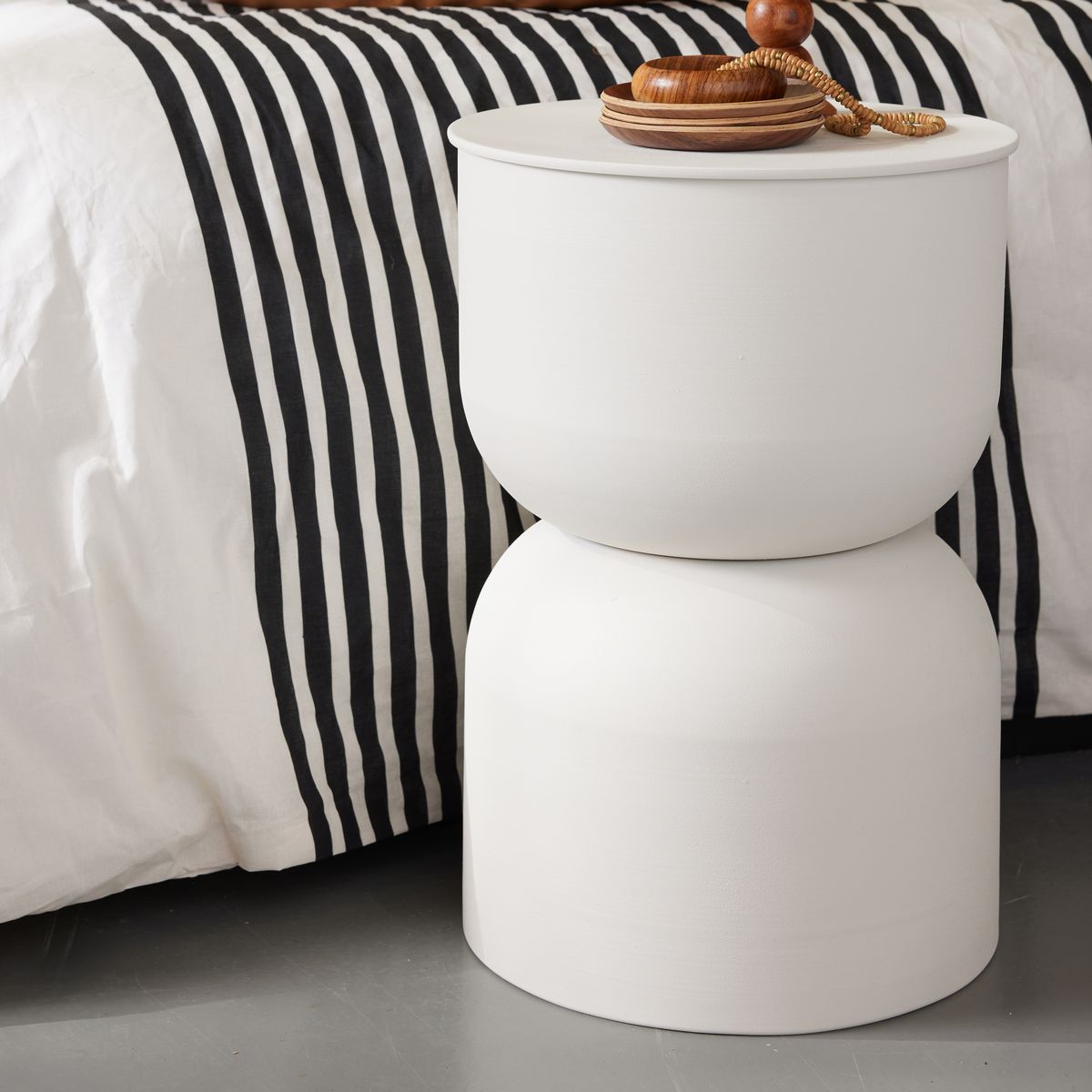 Table d&rsquo;appoint et tabouret rond en métal MOKA