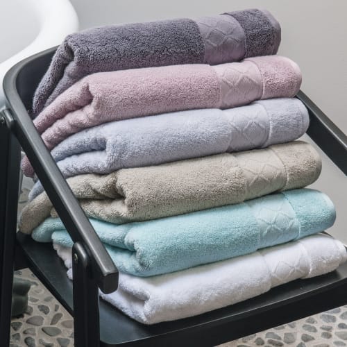 https://medias.maisonsdumonde.com/images/q_auto,f_auto/w_500/mkp/M20041419_2/serviette-de-bain-en-coton-voile-grise-90-x-150.jpg