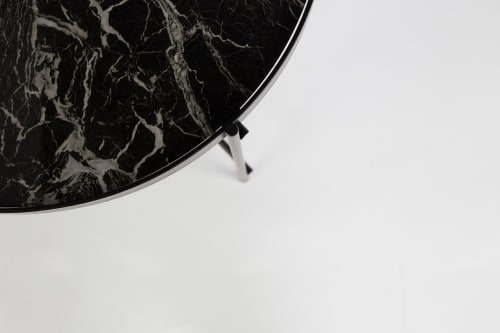 Mesa auxiliar plegable Cupid, tablero de cristal en aspecto mármol