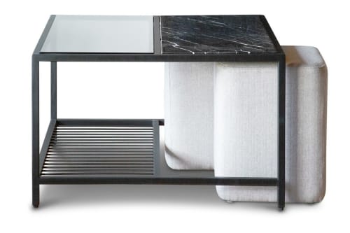 Mesa de centro cuadrada de marmol negro con pufs grises