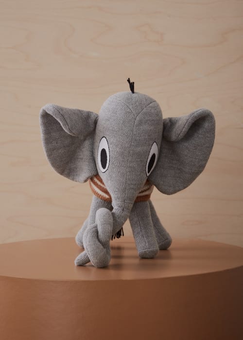 Peluche Henry l'éléphant gris en coton et en polyester H23x22x12cm (OYOY Living Design) - Couverture