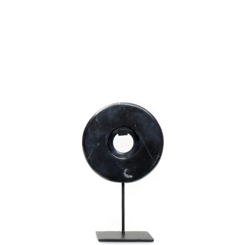 Estatua de mármol negro sobre base de metal pequeño