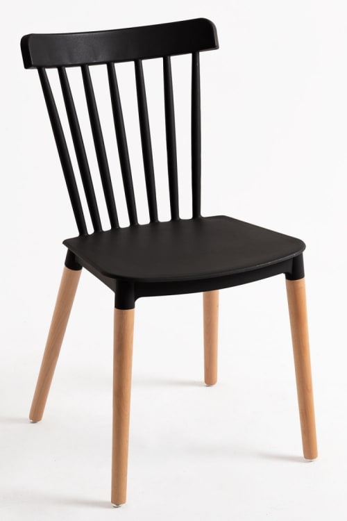 silla en color negro de estilo nórdico en polipropileno