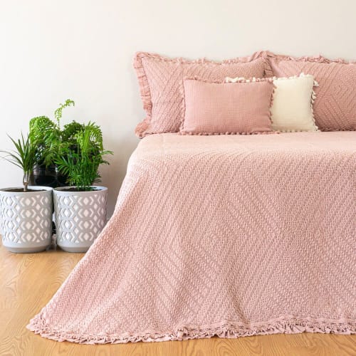 Colcha rosa palo con volante algodón pre lavado 220x260 cm | Maisons du Monde