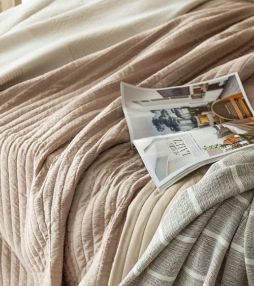 Manta franela 220x160 cm textura terciopelo color taupe ARAIA | Maisons du  Monde