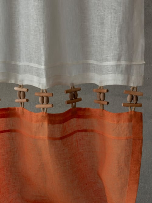 Tenda a vetro in lino bianco e arancione con decori in legno 90x130cm |  Maisons du Monde