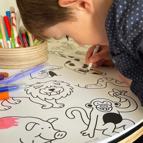 Tavolo da disegno in legno multifunzionale XXL D90 cm e 4 sgabelli DRAWIN'KIDS  X OMY