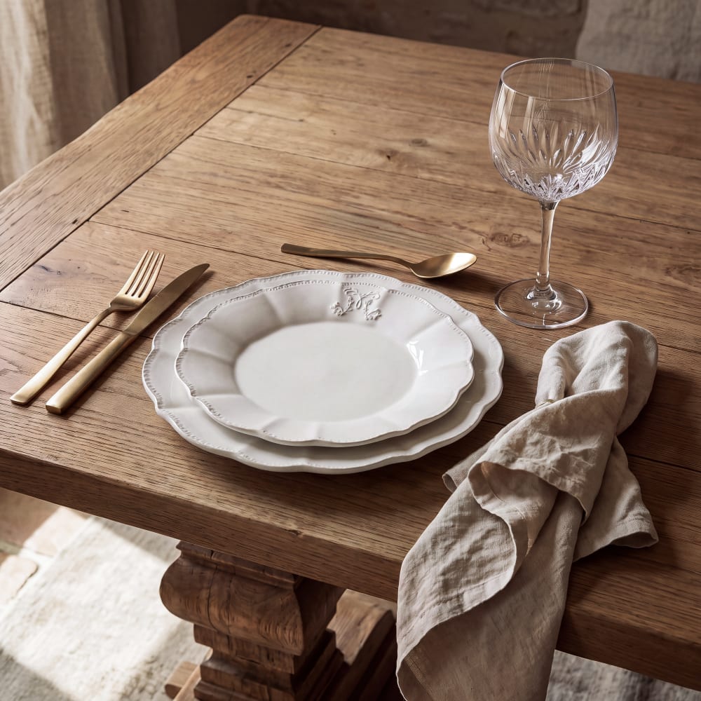 Assiette plate en faïence blanche