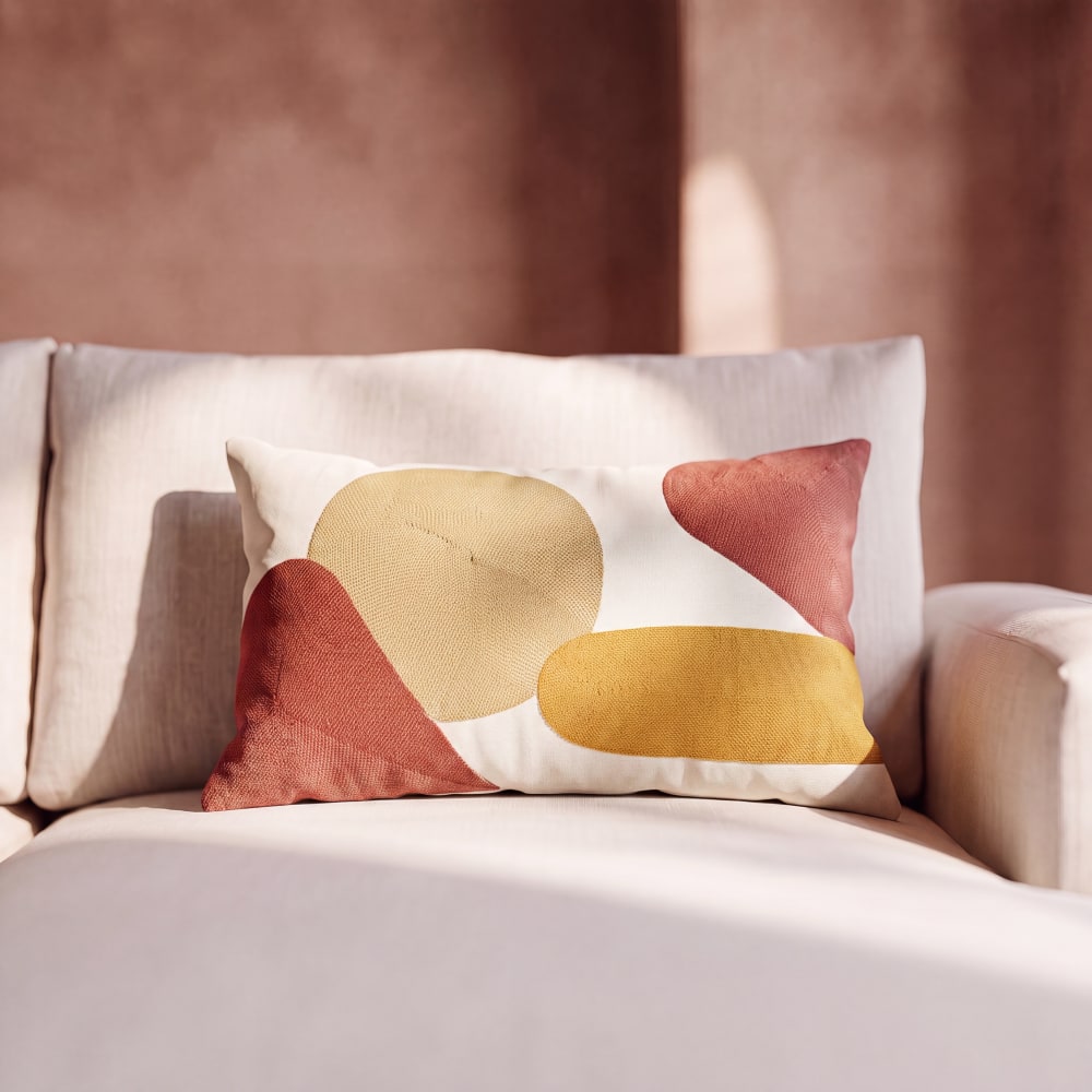 Coussin brodés écrus, jaunes, terracotta 30x50