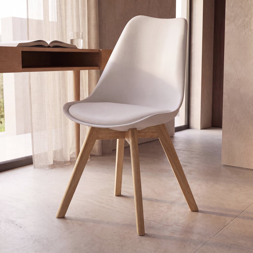 Chaise blanche et pieds en bois d'hévéa