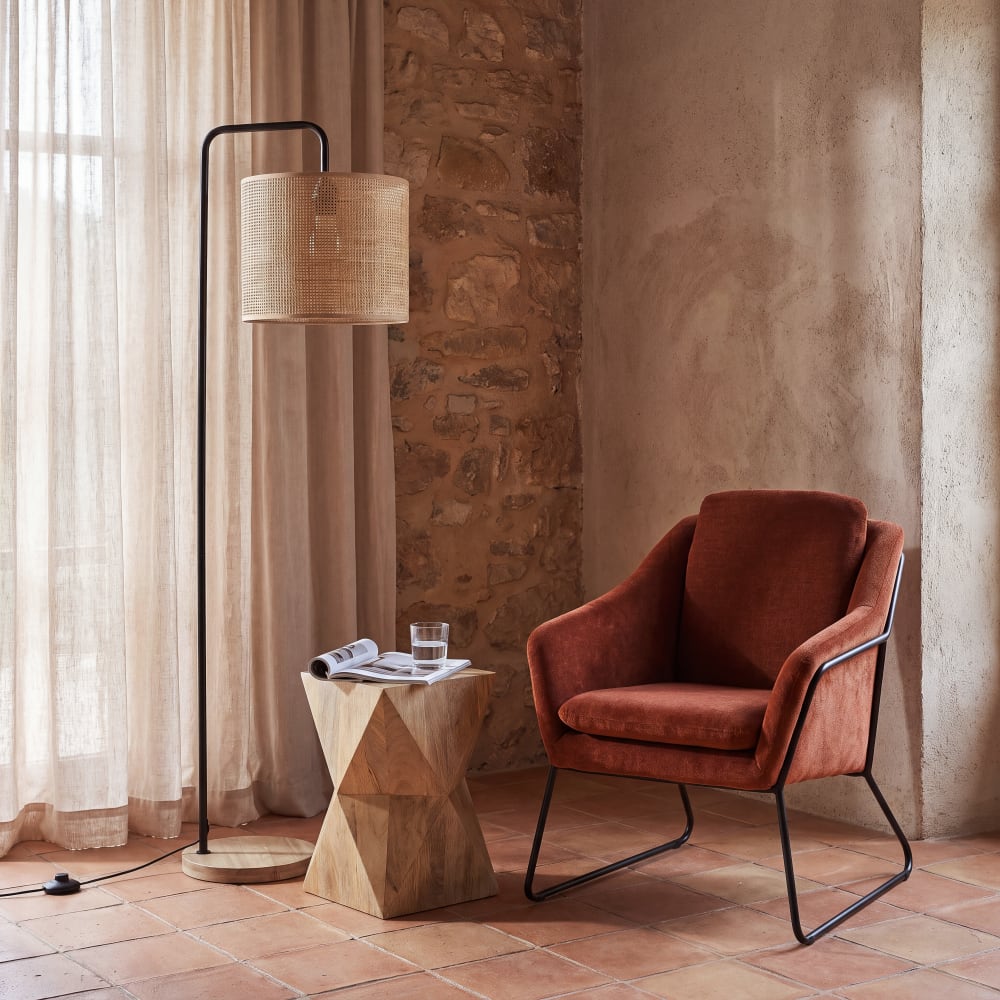Lampadaire en acier, hévéa et abat-jour en rotin, H172 cm