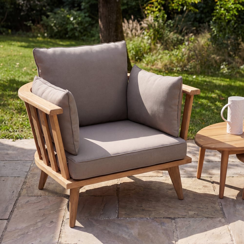 Fauteuil de jardin en acacia massif et coussins taupe