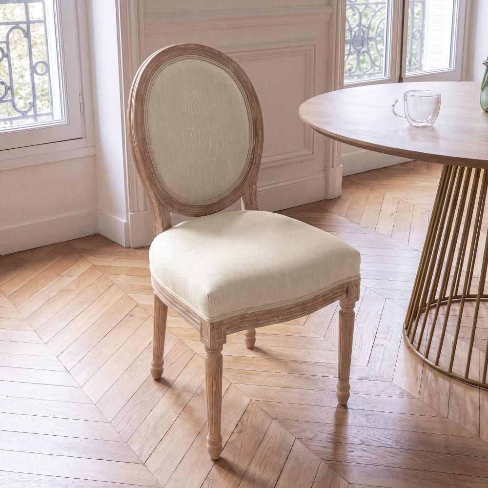 Chaise médaillon brodé en lin beige et bois de frêne massif