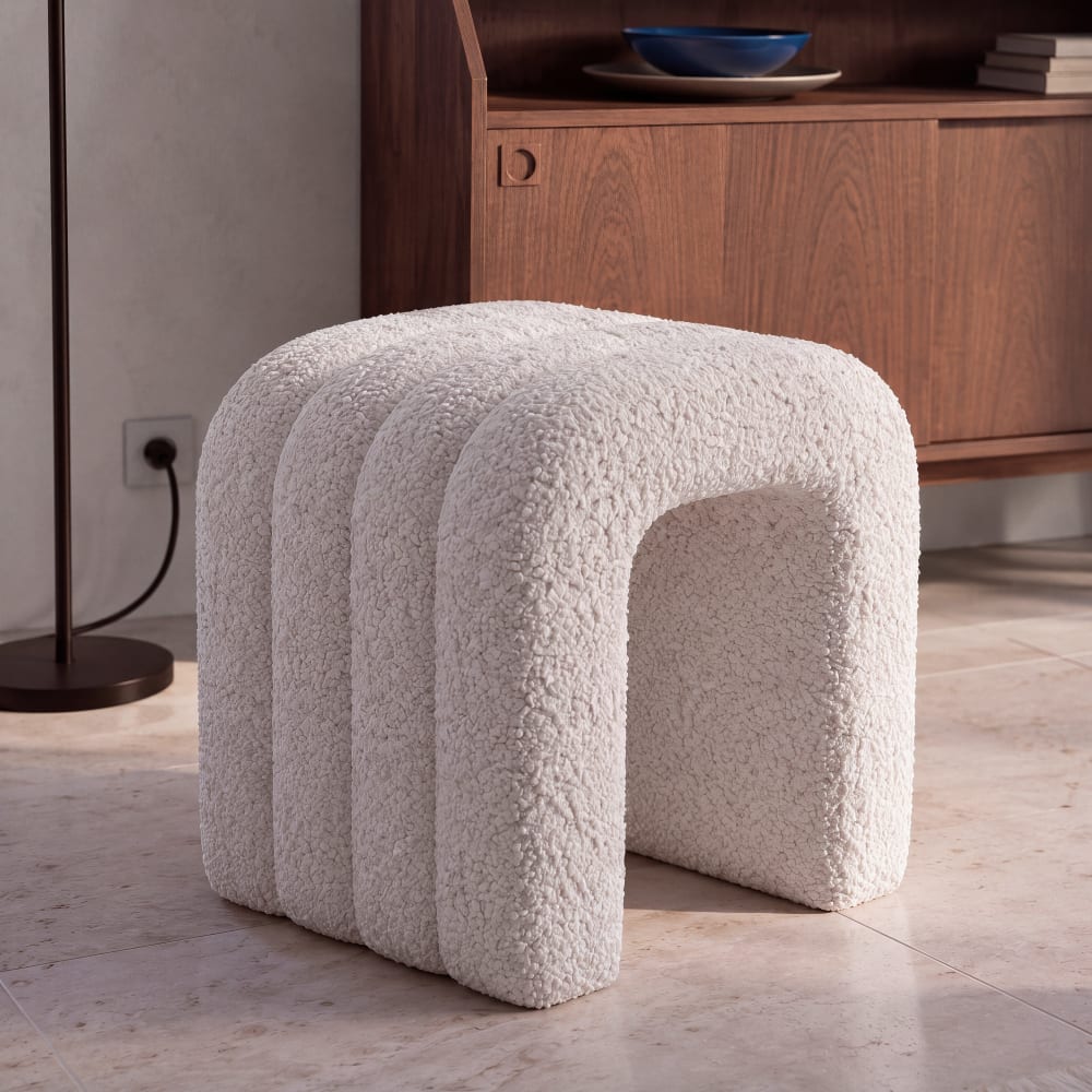 Pouf en tissu écru effet laine bouclée