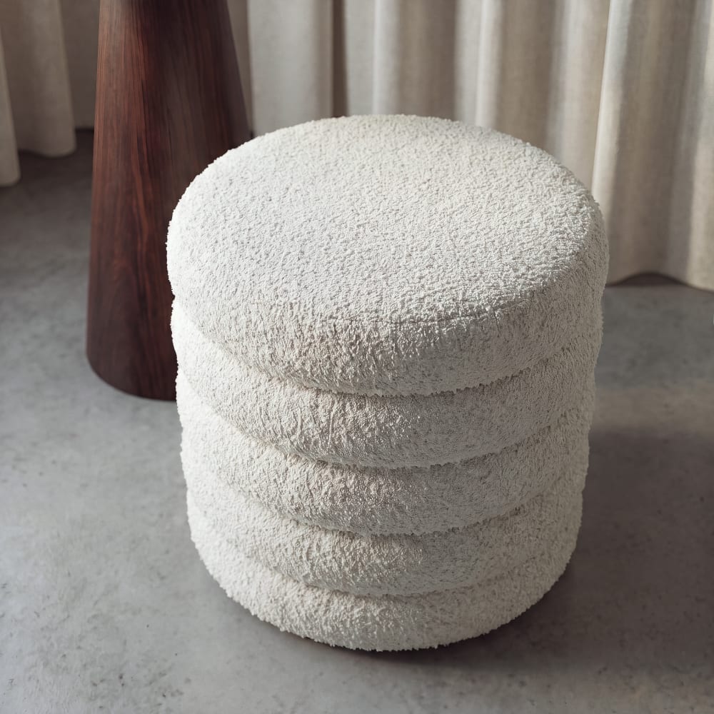 Pouf coffre en tissu effet laine bouclée écrue Pouf coffre en tissu effet laine bouclée écrue