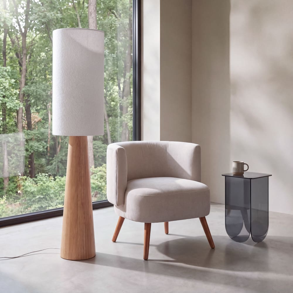 Lampadaire en bois d'hévéa et abat-jour crème, H141 cm