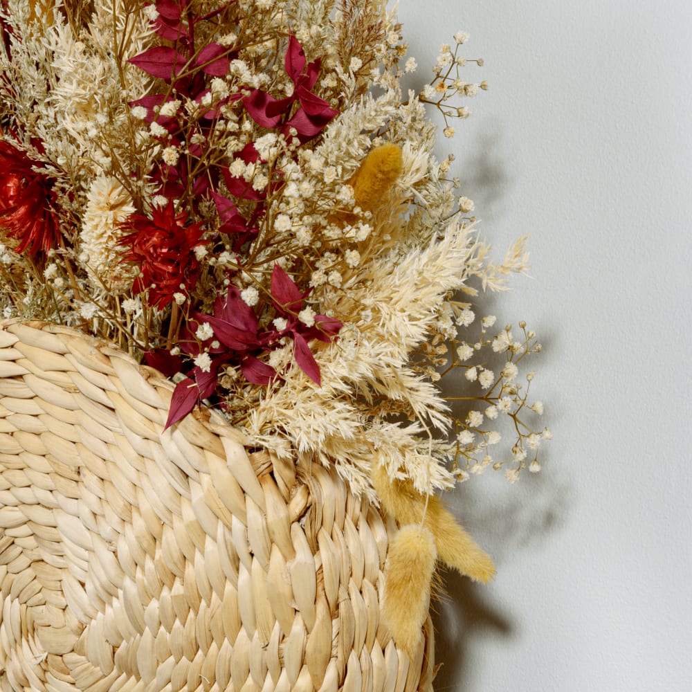 Wanddekoration: Korb aus Abaca und mehrfarbigen Trockenblumen, 39