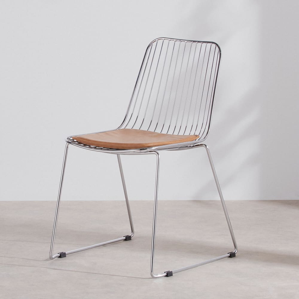 Chaise en acier chromé et coussin marron effet cuir vieilli