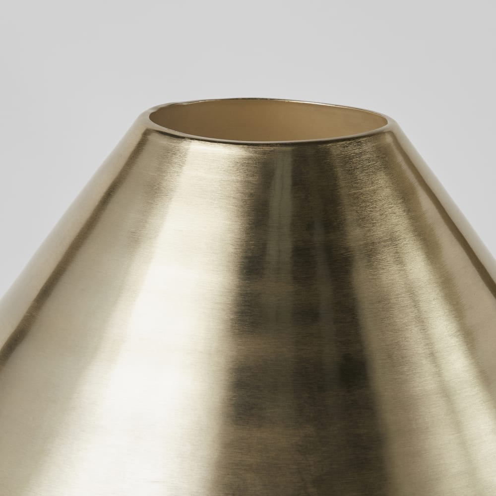 Konische Stehlampe aus vergoldetem Stahl, H 130 cm - Maisons Du