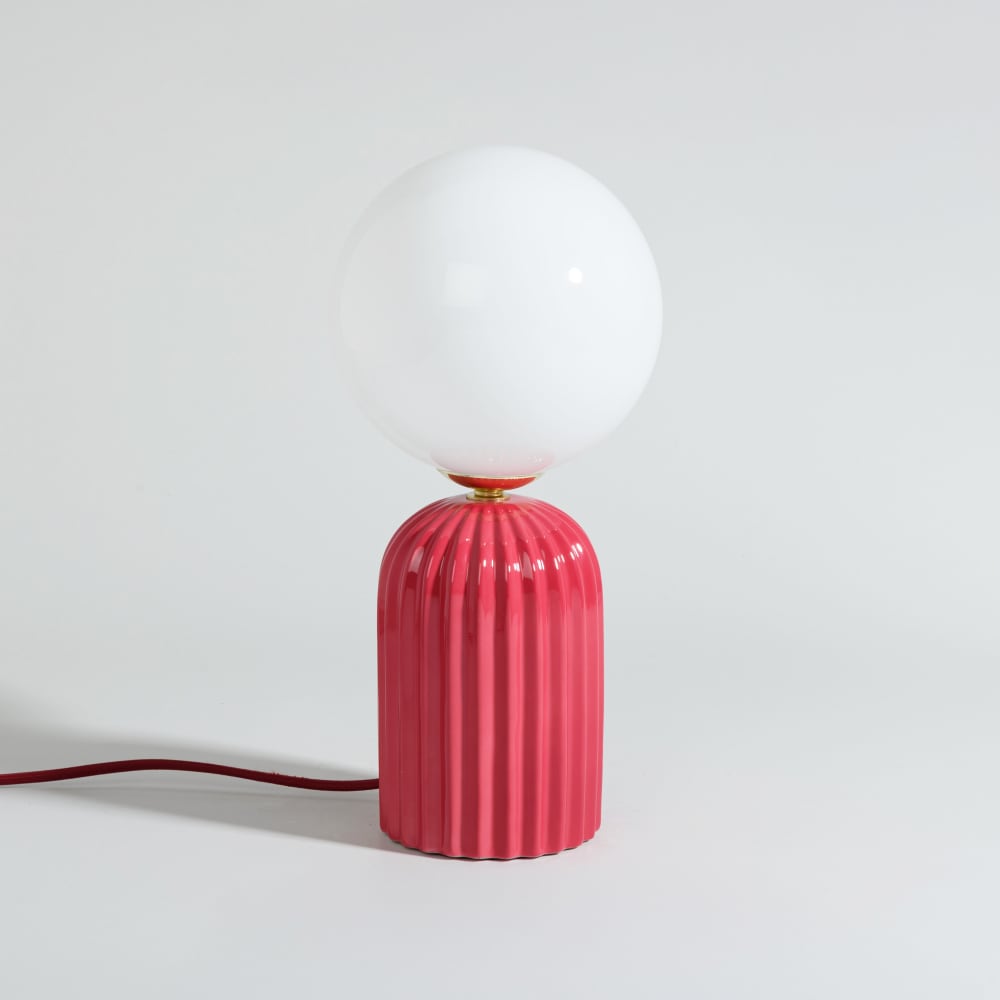 Lampe en céramique striée rose et globe opaque blanc