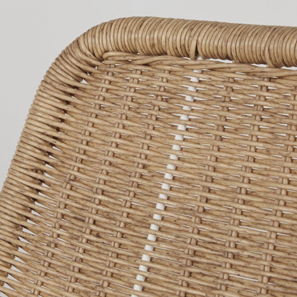 Chaise de jardin en résine recyclée imitation rotin et acier blanc — vue 4