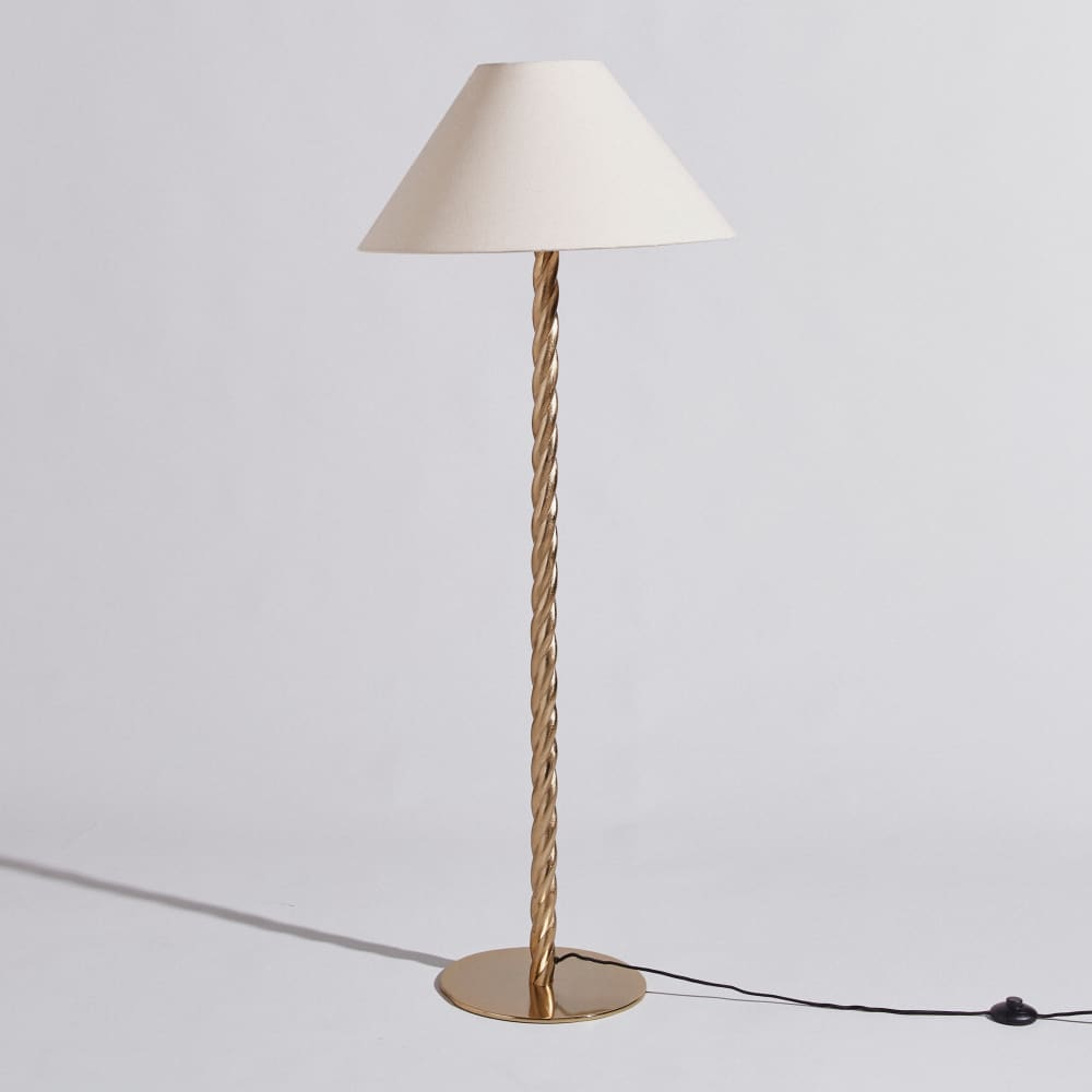 Lampadaire en aluminium doré et abat-jour crème, H138 cm Lampadaire en aluminium doré et abat-jour crème, H138 cm