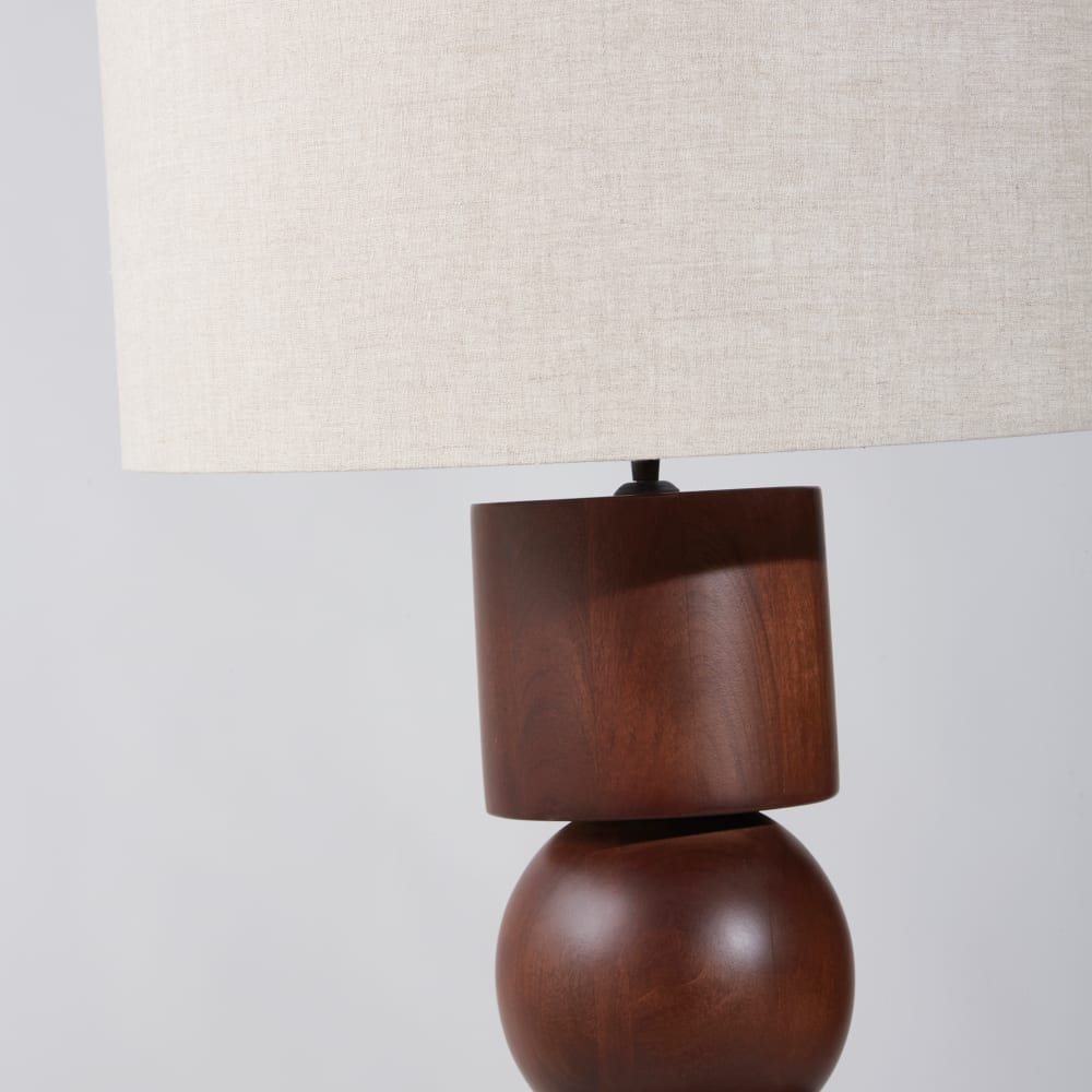 Lampadaire en bois de manguier sculpté et abat-jour en coton et lin crème H149 - Maisons du Monde
