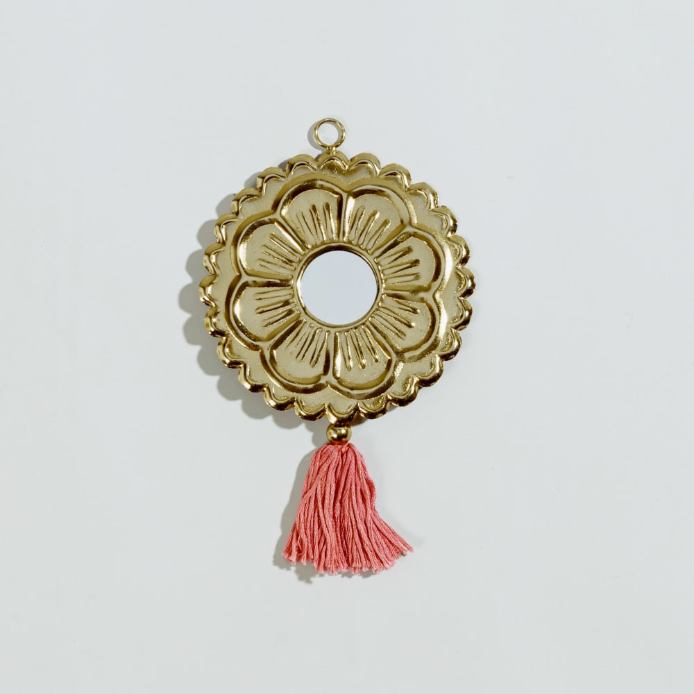 Déco murale en acier doré, miroir et pompon rouge 11x18