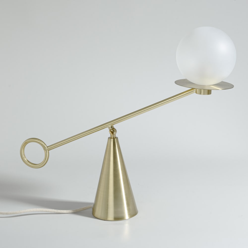 Lampe articulée en acier doré et globe en verre opaque