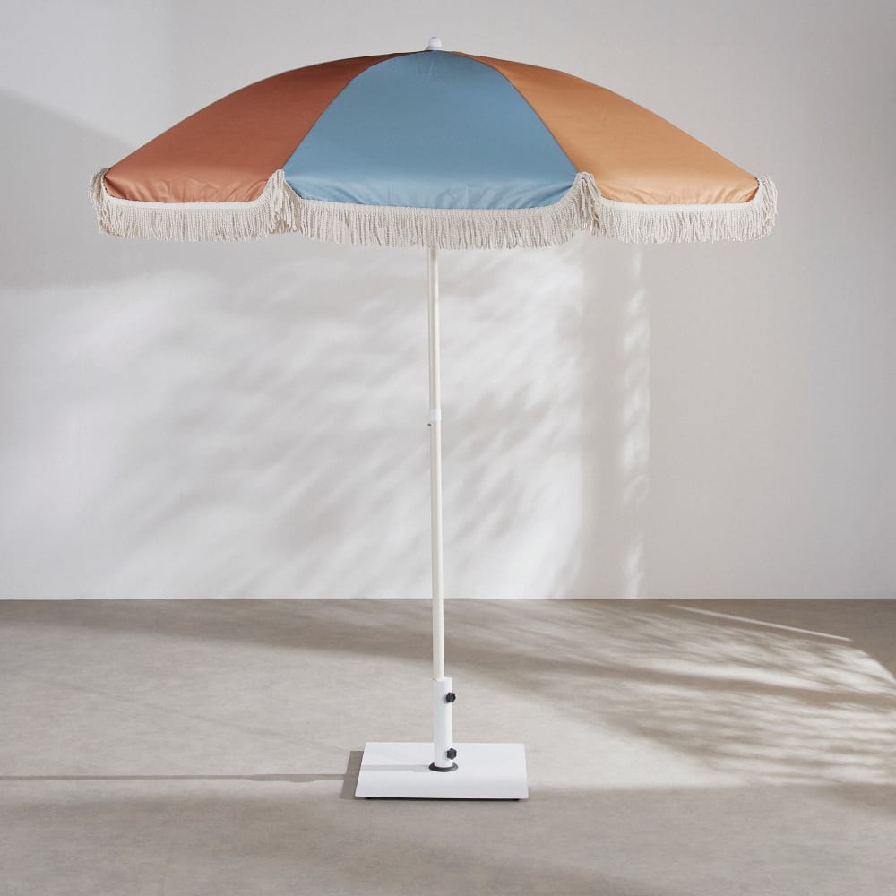 Parasol 2x2m en aluminium coloris argile et toile en polyester recyclé multicolore à franges écrues