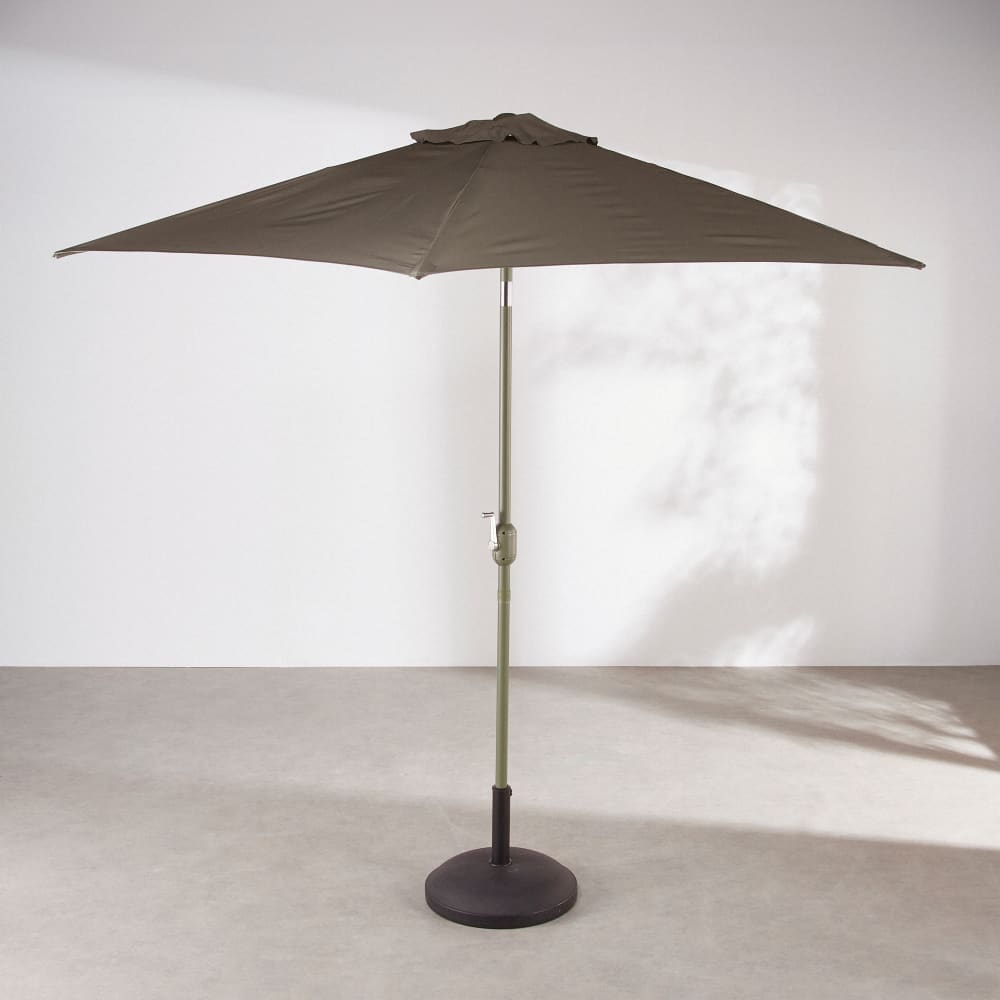Parasol inclinable en aluminium et toile en polyester recyclé vert kaki, D270 cm (base vendue séparément) Parasol inclinable en aluminium et toile en polyester recyclé vert kaki, D270 cm (base vendue séparément)