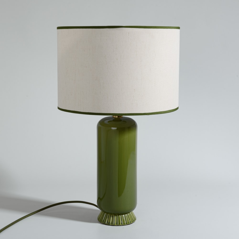 Lampe en grès vert et abat-jour en polyester recyclé beige liseré vert