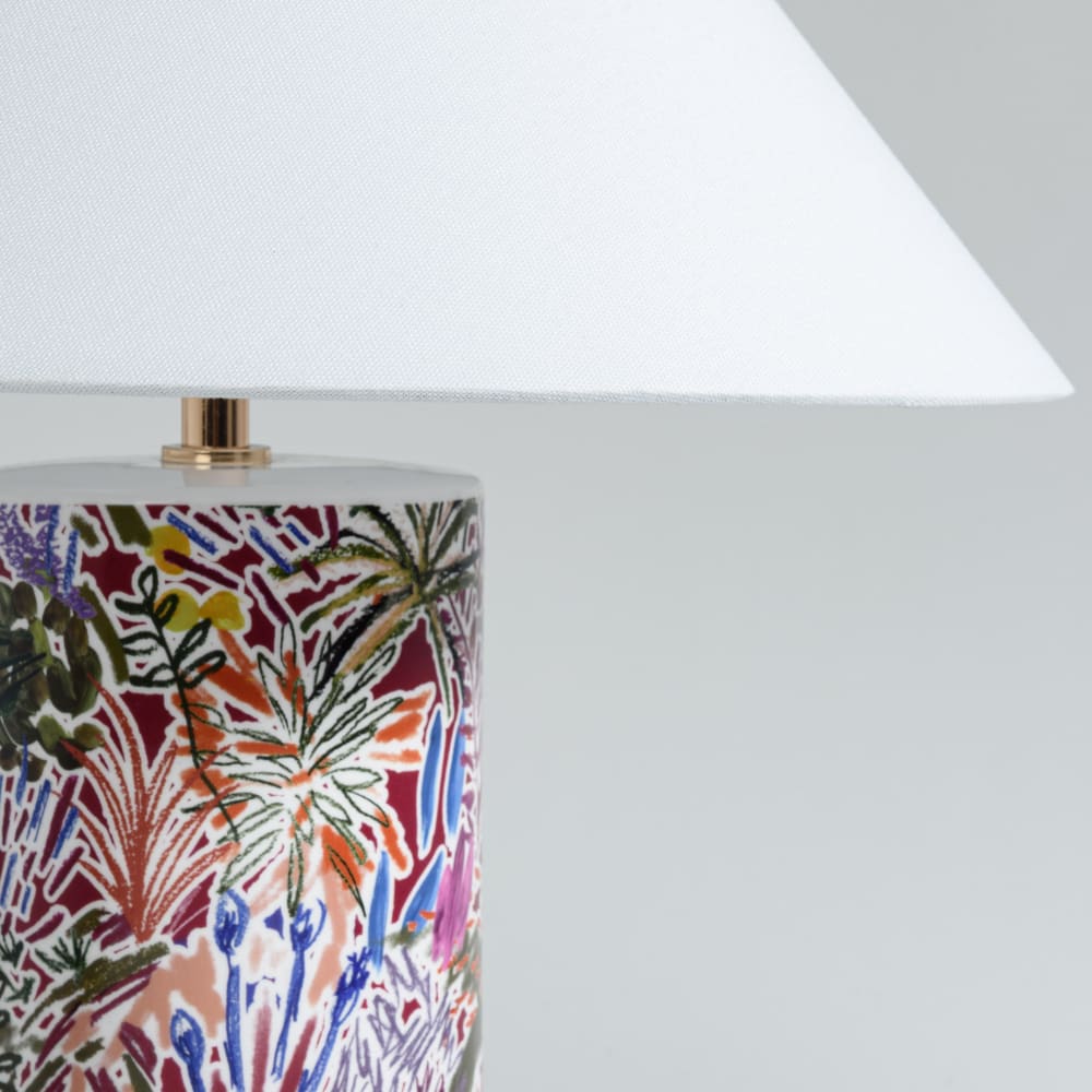 Lampe en céramique multicolore et abat-jour conique en polyester recyclé blanc - Maisons du Monde