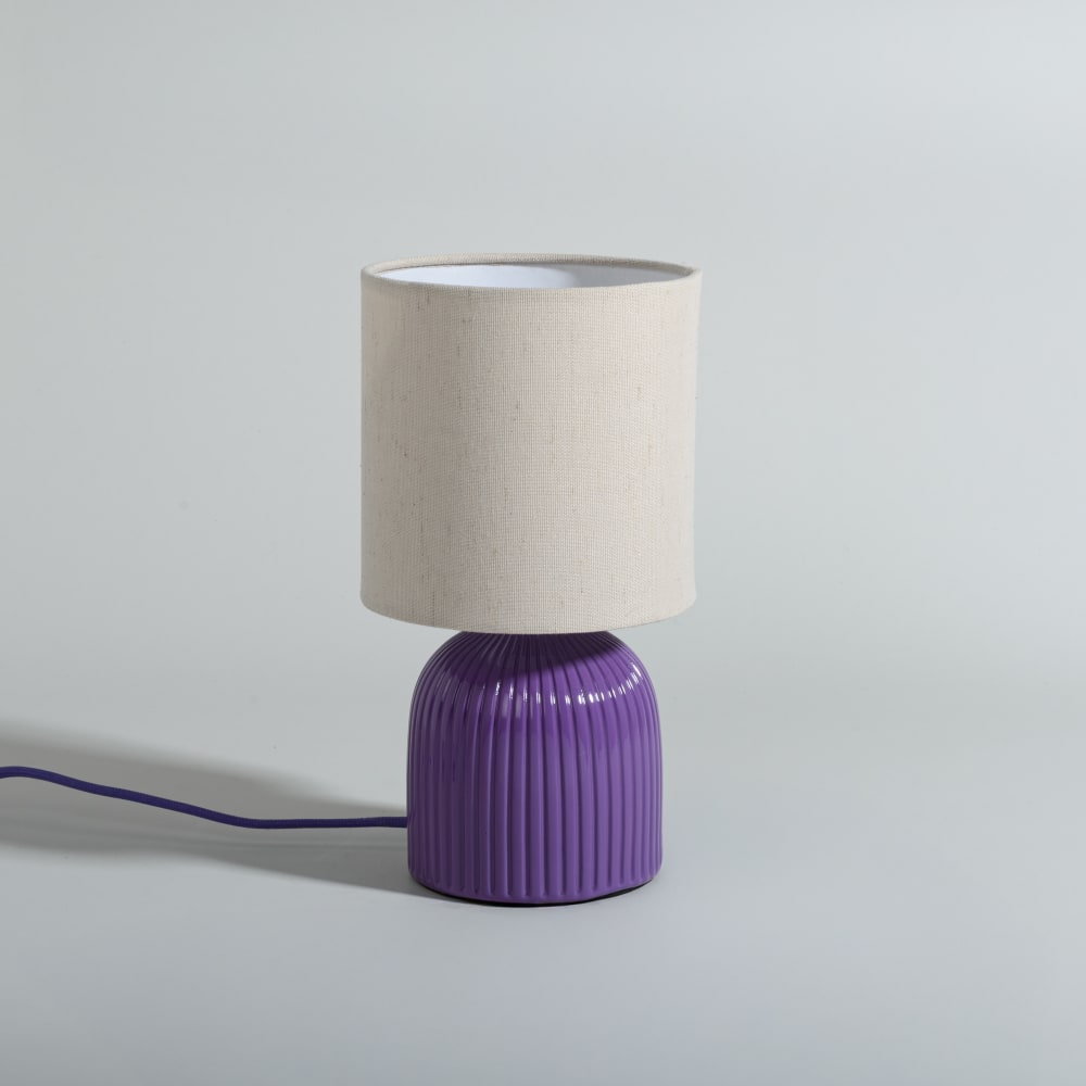 Lampe en céramique striée violette et abat-jour en polyester recyclé crème