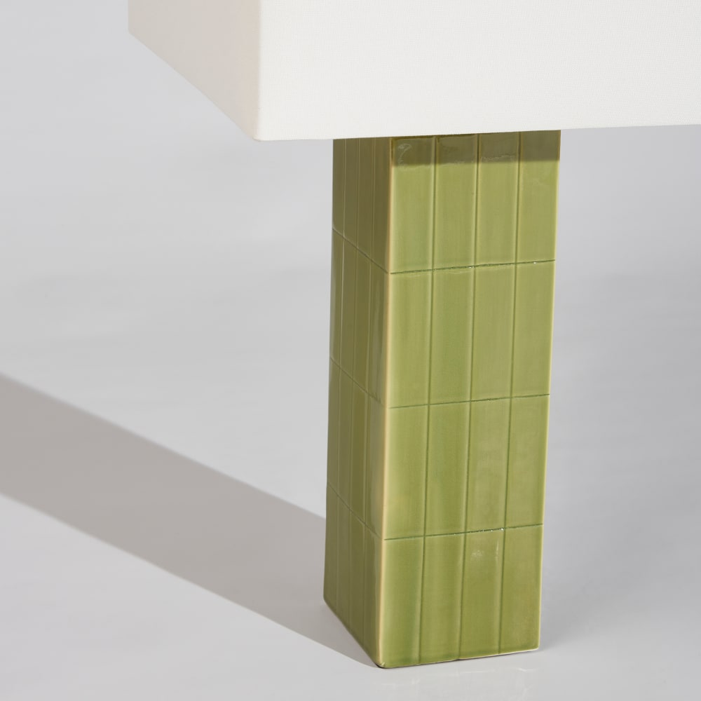 Lampe en grès vert effet zellige et abat-jour carré en polyester recyclé crème