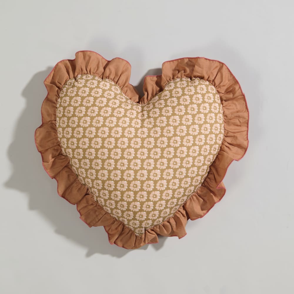 Coussin coeur en coton biologique imprimé floral moutarde et froufrous roses