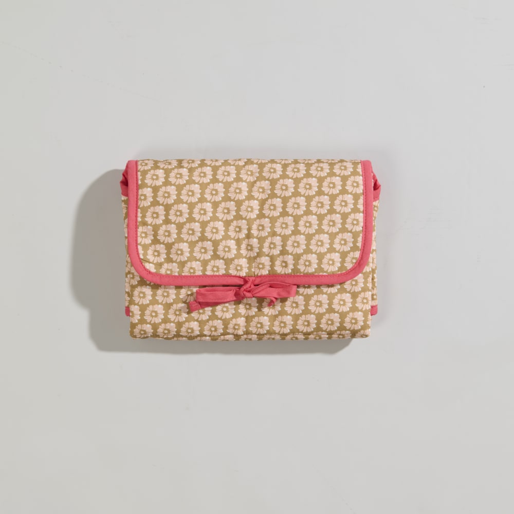 Matelas à langer bébé nomade ocre motifs floraux jaunes et bordures roses