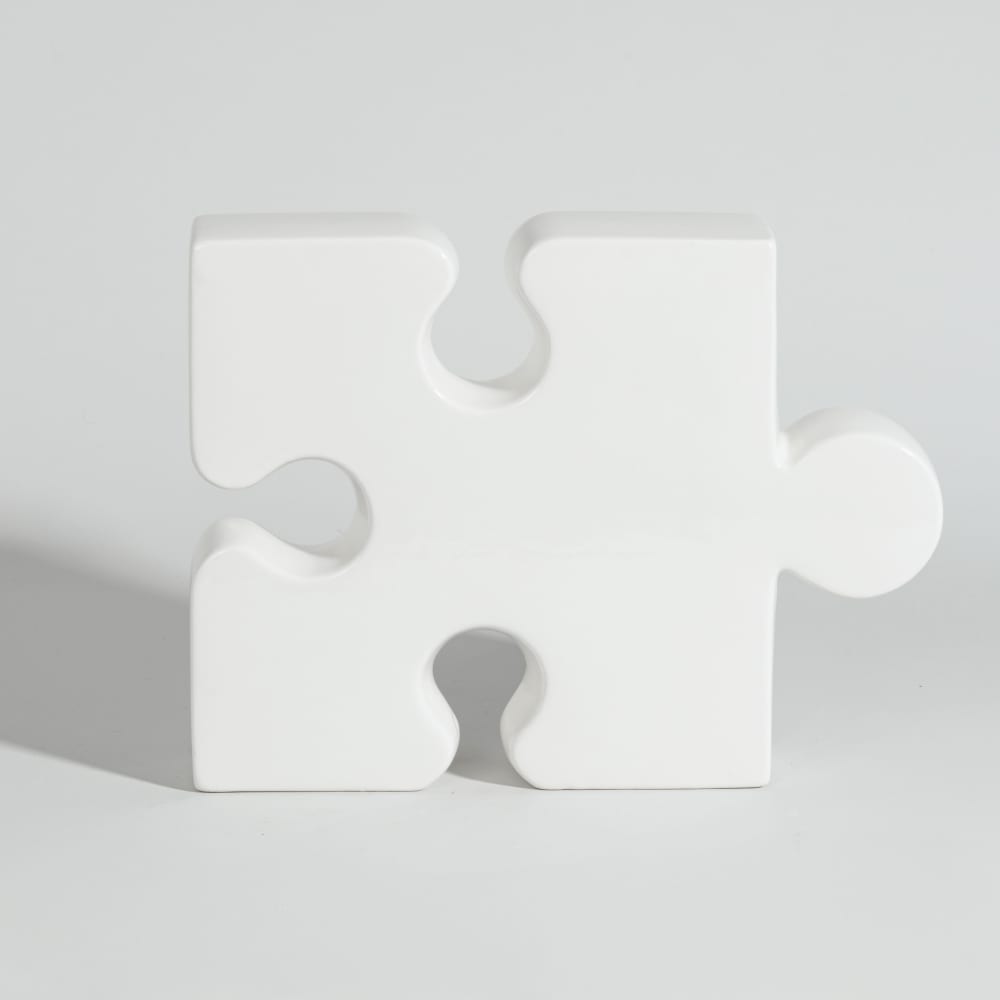 Statuette pièce de puzzle en faïence blanche H20