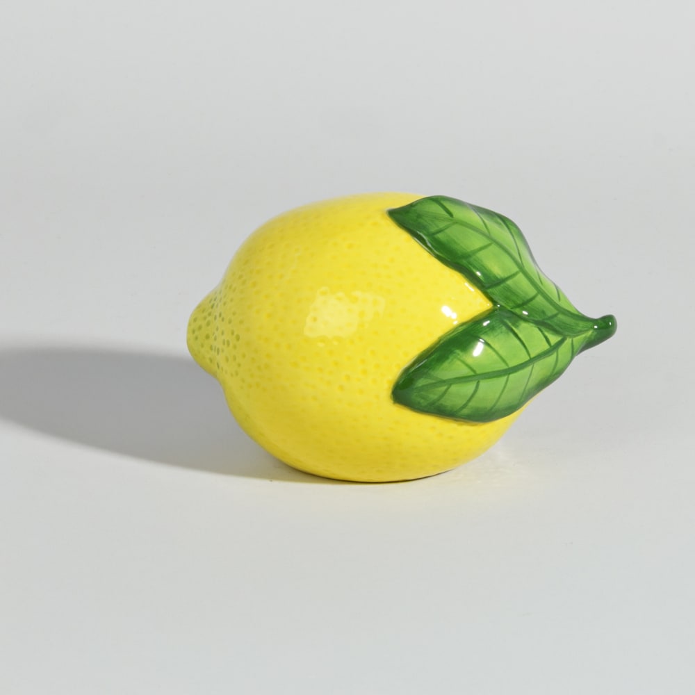 Limón decorativo de loza amarilla y verde, 8 cm