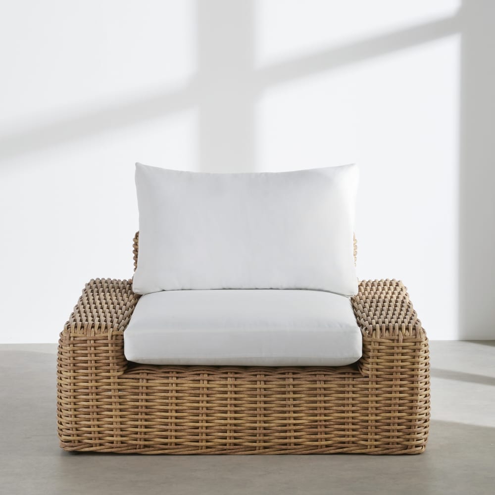 Fauteuil de jardin en résine tressée recyclée imitation rotin et coussins en polyester recyclé écru