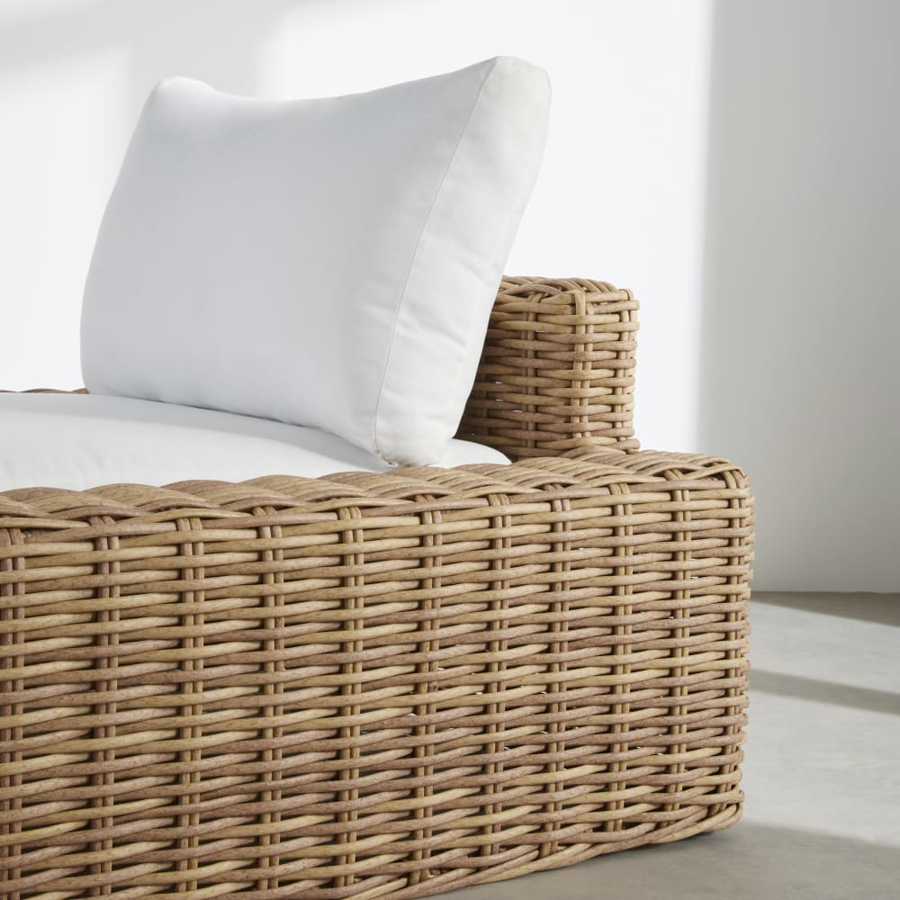 Fauteuil de jardin en résine tressée recyclée imitation rotin et coussins en polyester recyclé écru — vue 4